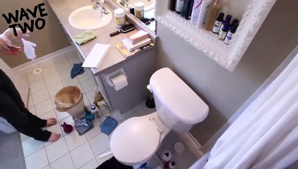 Pendant 10 Minutes, Elle Coince Sa Brosse Sur La Toilette. Il Suffisait d y Penser, Et Pourtant C est É!