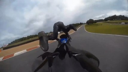 Un motard se fait éjecter de sa moto.