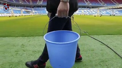 Trabzonspor obrigou adepto a limpar cadeiras do estádio