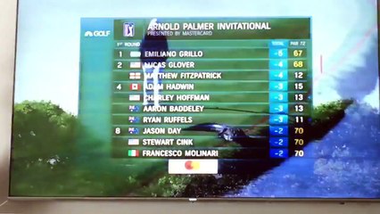 Un golfeur repousse calmement un alligator...