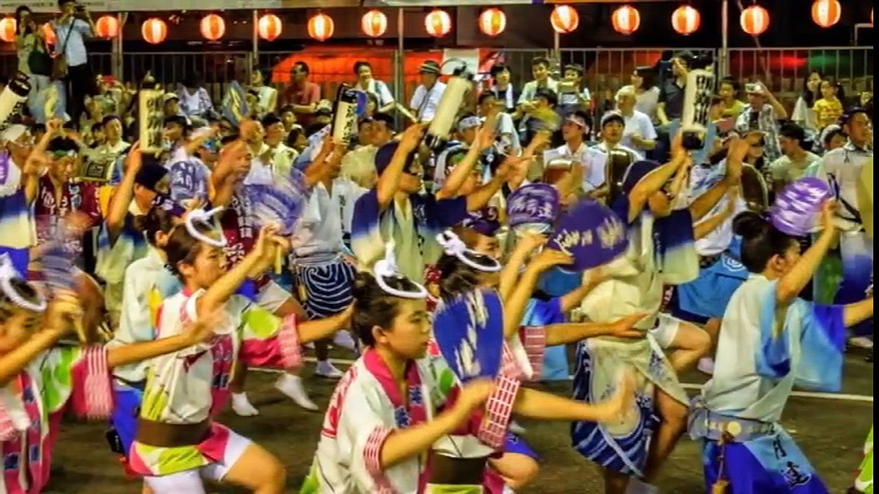 【海外の反応】日本最大級の盆踊り『阿波踊り』の迫力が凄すぎて外国人が大興奮「これが日本伝統のロックか！今までこんなの見たことない！」