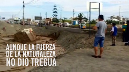 El impactante momento en el que una mujer se salva de ser arrastrada por alud en Perú