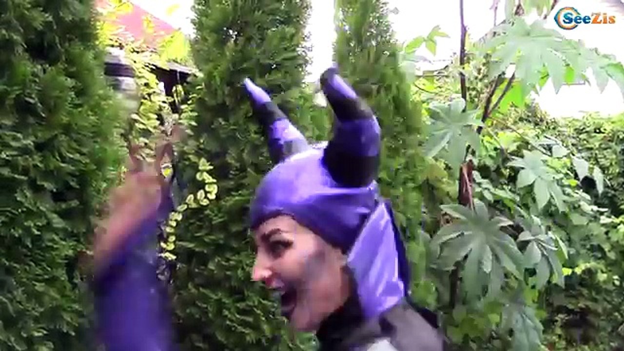 VAMPIRE Frozen Elsa & Anna PRANK! w/ Spiderman Joker Jail Hulk Rapunzel Mini Toys! Superhe