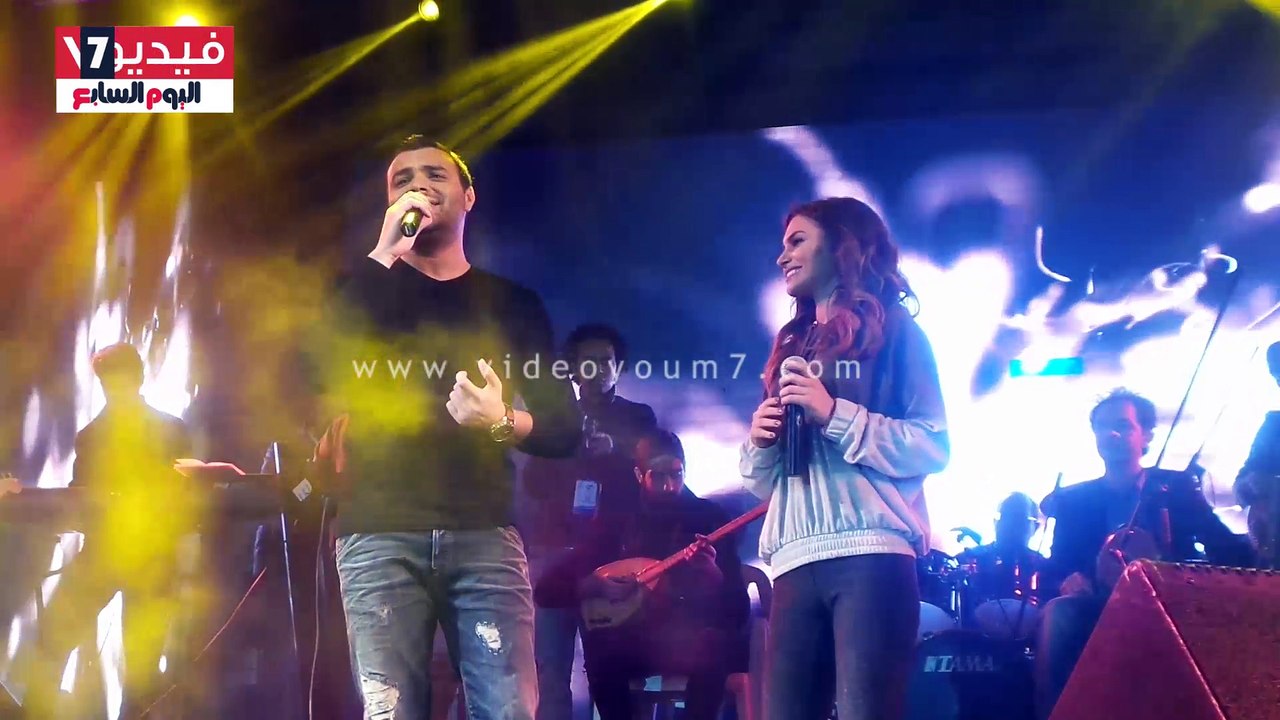 رامى صبرى وكارمن سليمان يغنيان "مش فاكر ليك" لايف
