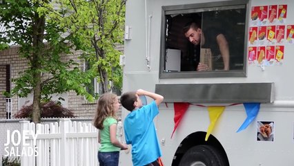 Скачать видео: Finge di vendere gelati e li invita a salire, ma guardate la reazione della bambina!