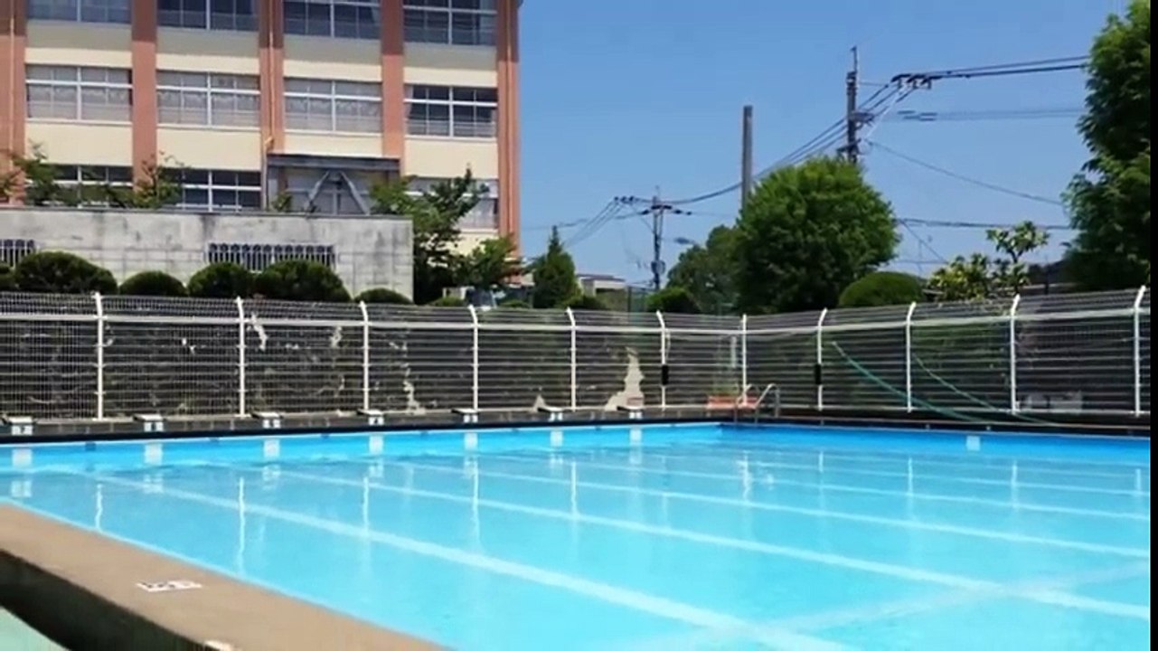 【海外の反応】日本の小学校に宗教上プール禁止の外国人少女が転校してきた！日本の先生の超神対応に世界が感動！日本大好き外国人