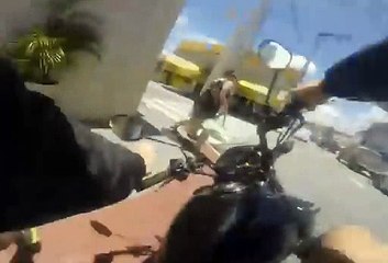 MOTARD slalom entre les voitures jusqu'au CRASH