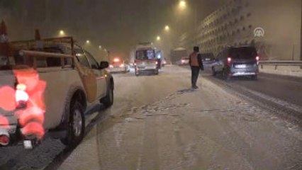 Kamyon Ile Otomobil Çarpıştı: 3 Yaralı