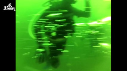 Une femme est pris d'une crise de panique en pleine plongée sous marine