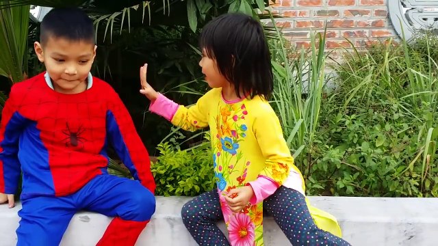 Анна Детка ребенок Эльза замороженный замороженные в в в в джокер жизнь мочиться Полиция шалость реальная человек-паук