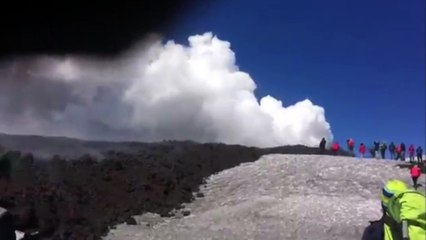 Etna : une spectaculaire explosion du volcan filmée au plus proche
