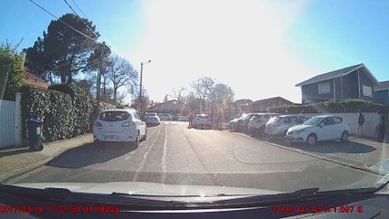 garée en double file collège andernos les bains avec des  personnes sur la route