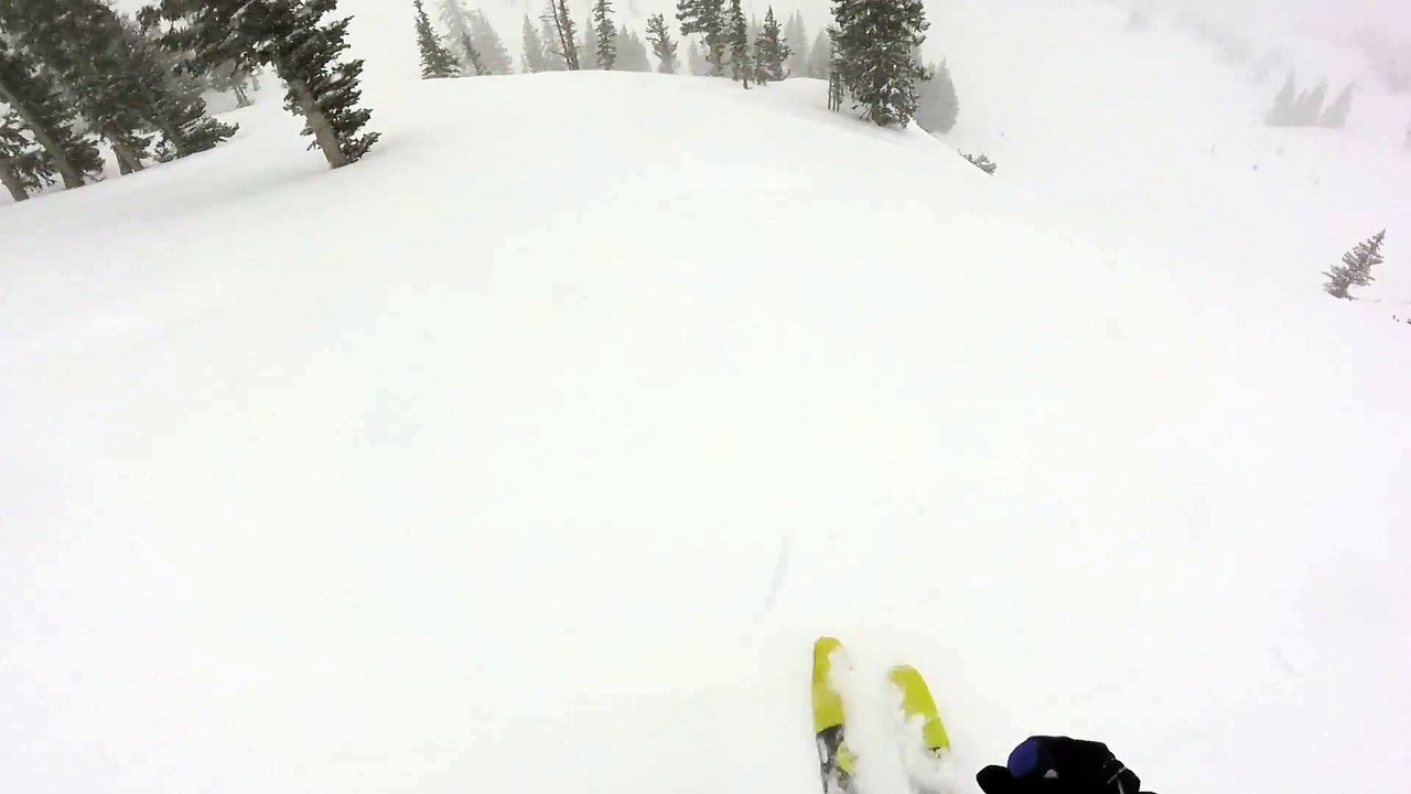 Ce skieur saute d'une falaise et s'éclate sur un arbre