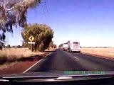 Ce camion perd sa remorque en pleine route et frole une voiture... Drame evité de peu