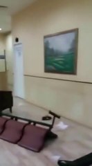 Ce gars détruit un hôpital après le décès de sa mère