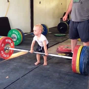 Babasını taklit eden küçük halterci