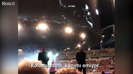 Adele sahnede böcek görüyor ve...