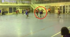 Rusya'daki Hentbol Maçında Oyuncu Rakibinin Yüzüne Bastı