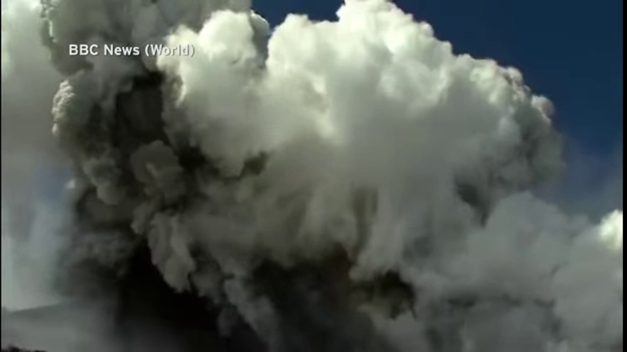 Des touristes et journalistes surpris par l'éruption de l'Etna en Sicile