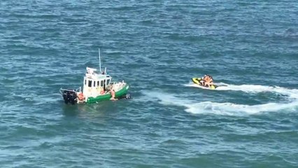 Des jet-skieuses manquent d'être écrasées entre deux bateaux.