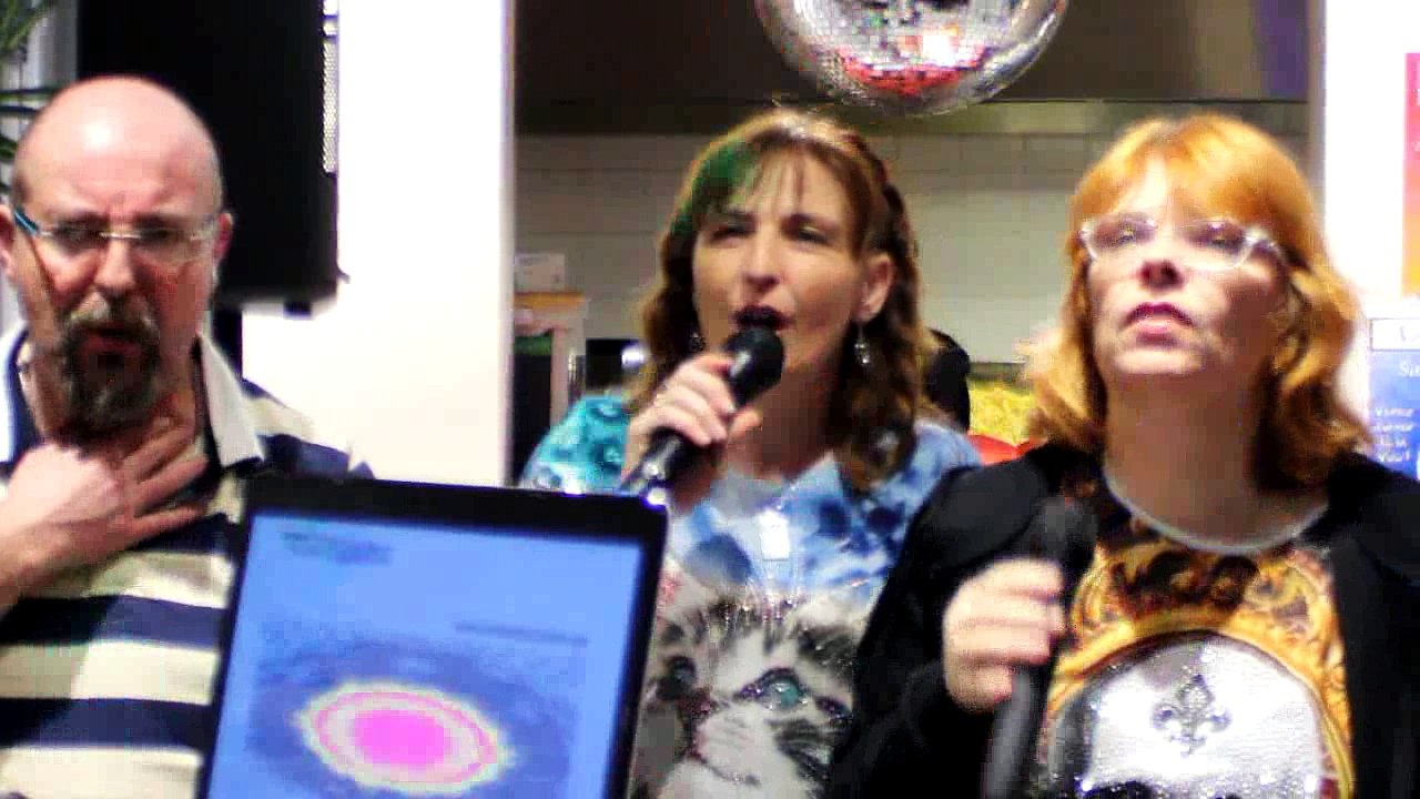 Sissi, Béa et Jean-Marc interprètent un medley de Jean-Jacques Goldman