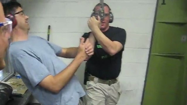 Régis, instructeur dans un stand de tir..