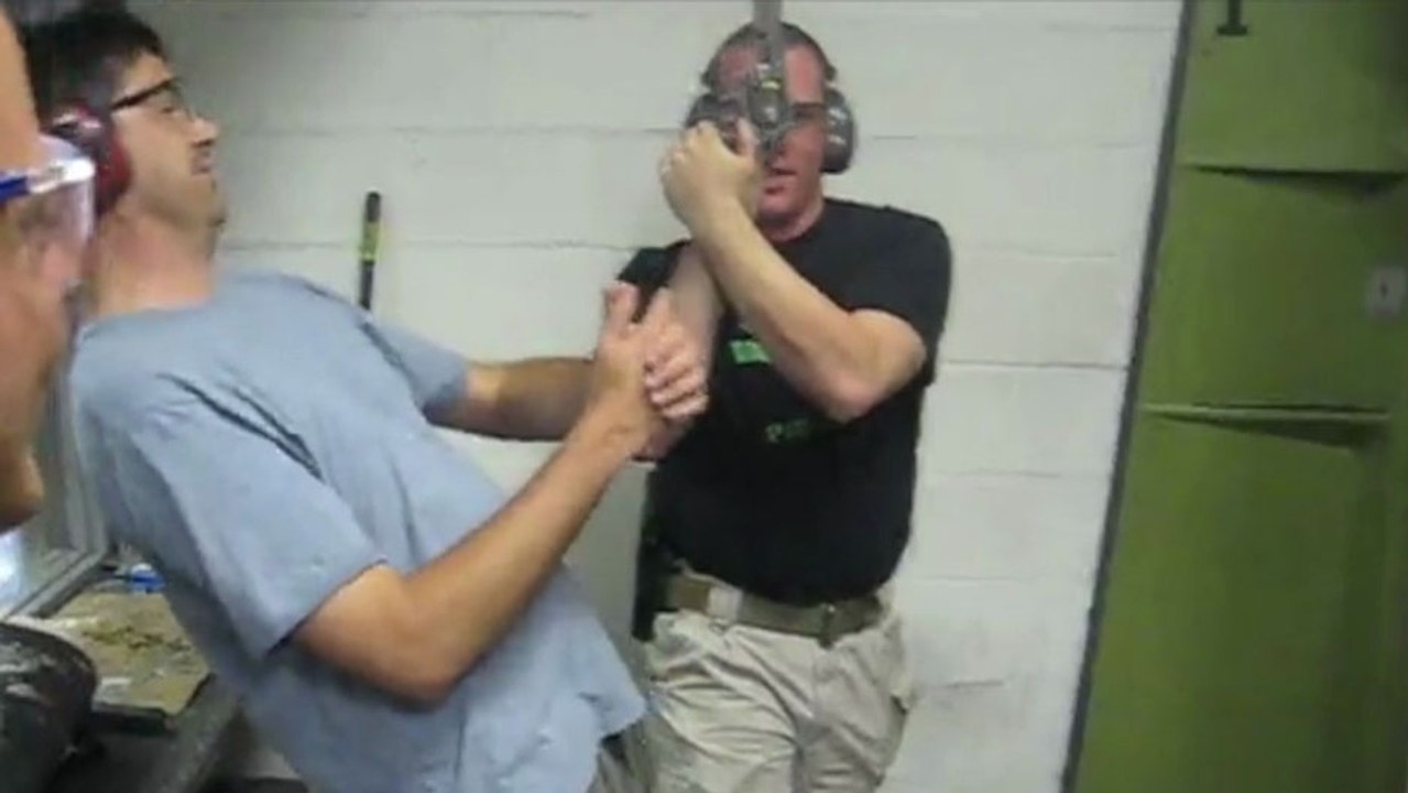 Régis, instructeur dans un stand de tir..