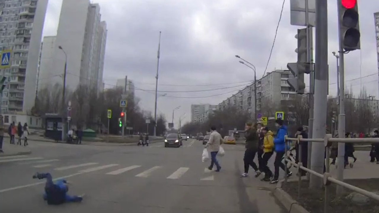 Un enfant traverse la route sans regarder..