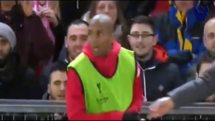Mourinho fait passer une banane à son joueur en plein match