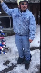 Larry tente de faire un saut avec sa motoneige...