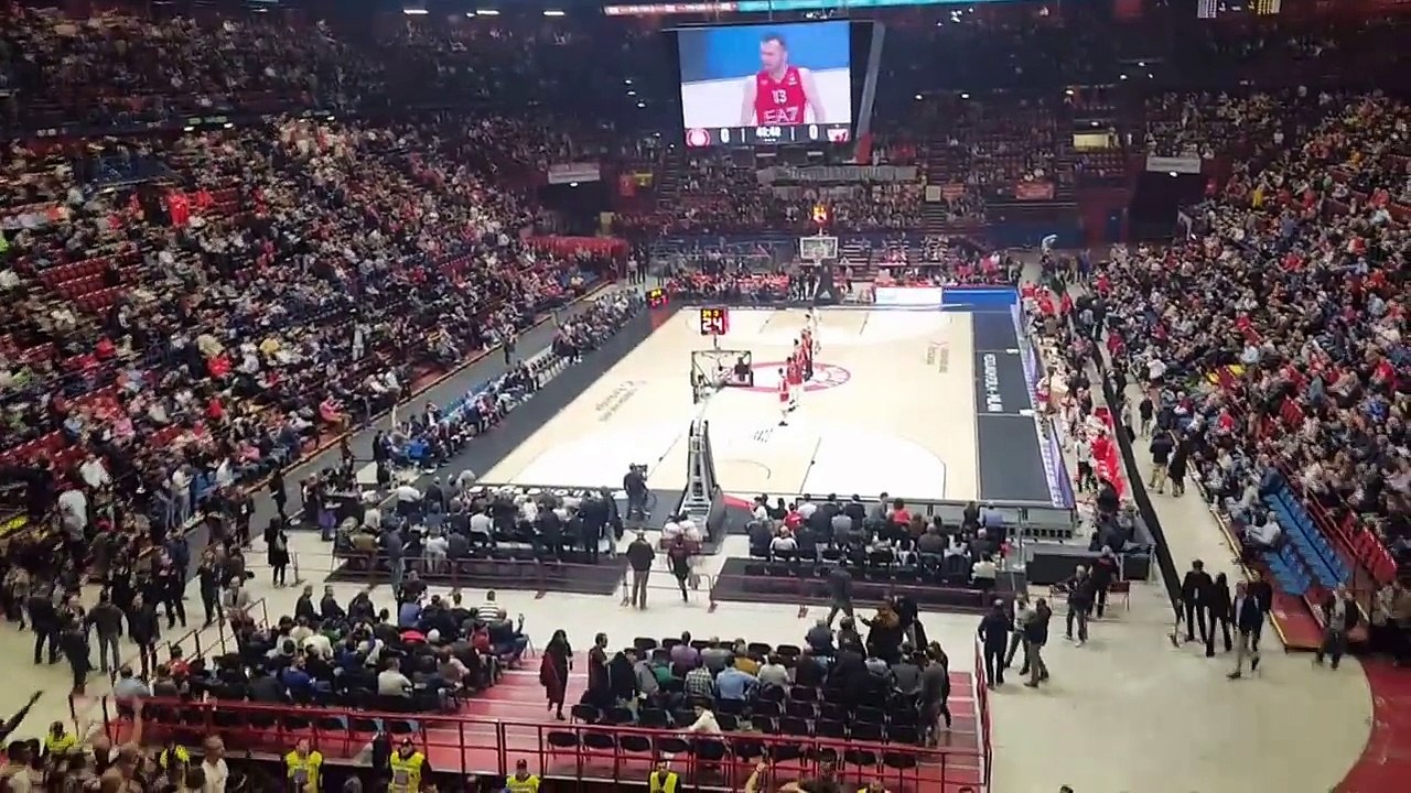 Delije u Milanu - Nadglašavanje himne Evrolige / Armani - Crvena Zvezda