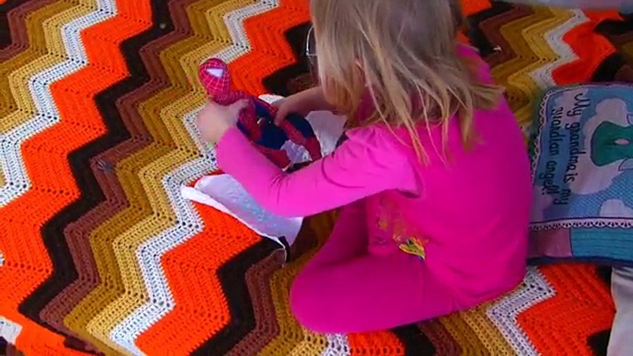 Frozen Elsa Gets POOP on head, Spiderbaby Save Girls From SNAKE and MORE !