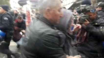 Şemsiye ile Polis Kameralarının Çekimini Engelleyen Gruba Polisten Müdahale