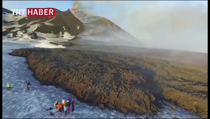 Etna Yanardağı'nın lav püskürtme anları...