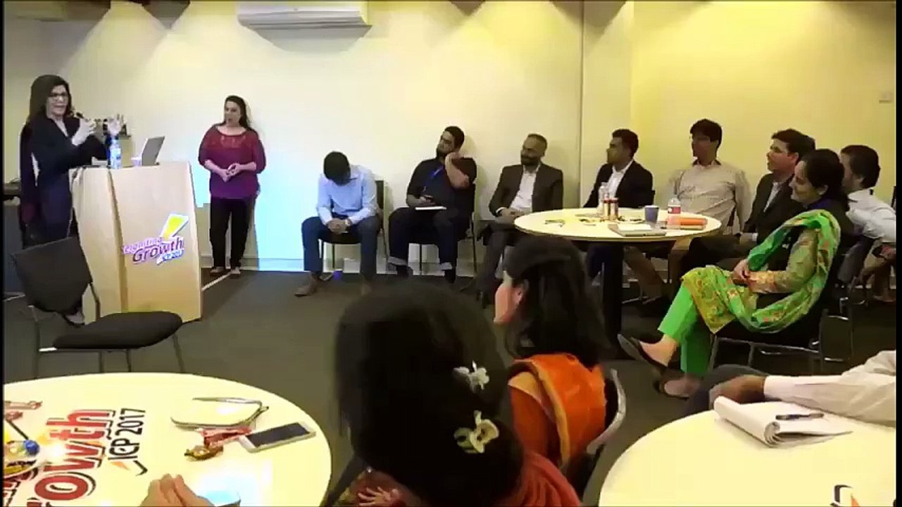 ‫پروفیسر صاحبہ کی گاڑی کو جب گدھے نے ٹکر ماری ۔ ۔...‬