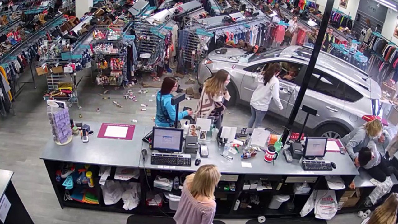 Elle rentre dans un magasin avec sa voiture et manque d'écraser un enfant