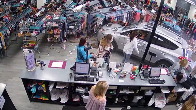Elle rentre dans un magasin avec sa voiture et manque d'écraser un enfant