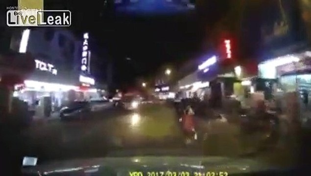 Des parents indignes poussent leur enfant sous les roues d'une voiture pour tente rune arnaque à l'assurance