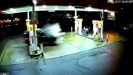Un chauffeur Uber provoque une grosse explosion après avoir foncé dans une station service !