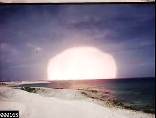 (1) Les essais nucléaires réalisés par les Etats-Unis peuvent être visionnés sur la chaîne YouTube. Regardez c'est terrifiant !!!
