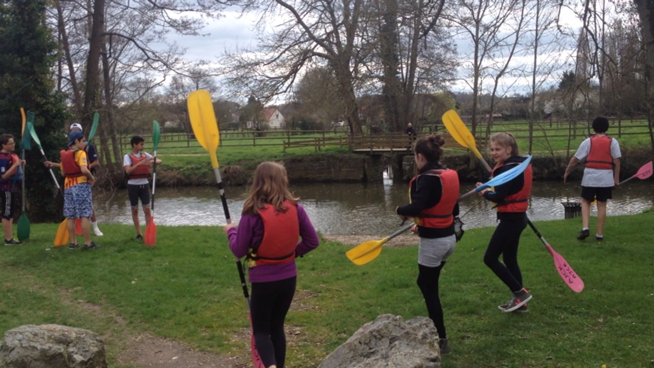 Des collégiens collectent les déchets sur la Sarthe, à Alençon