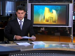 Câmera flagra mulher sendo assaltada na saída do banco