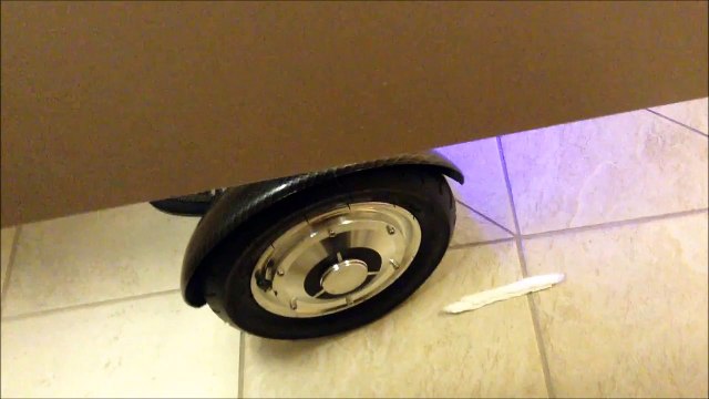 Il va pisser en hoverboard.. Le futur est là!!!
