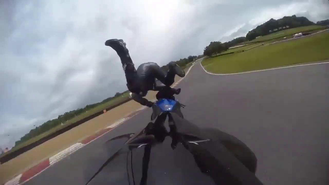 L'instant terrible où un motard passe par dessus sa moto et s'envole