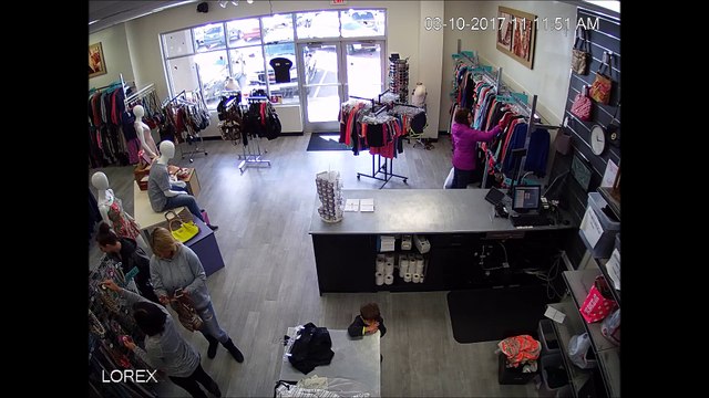 Un enfant a failli se faire écraser par une conductrice qui a défoncé la vitrine d’un magasin.