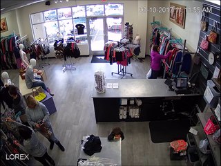 Un enfant manque de se faire écraser par une voiture qui a défoncé la vitrine d’un magasin