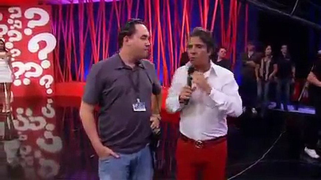 Teste de Fidelidade Marido testado sensualiza com peruca e batom.