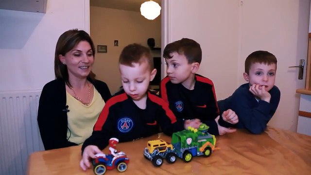 Cyril Hanouna fond en larmes en découvrant le message de la mère de famille à qui il avait offert une maison dans TPMP