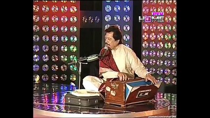 Very Sad Urdu Ghazal of Attaullah Khan Esakhelvi live in Mehfil E Moseeqi - YouTube