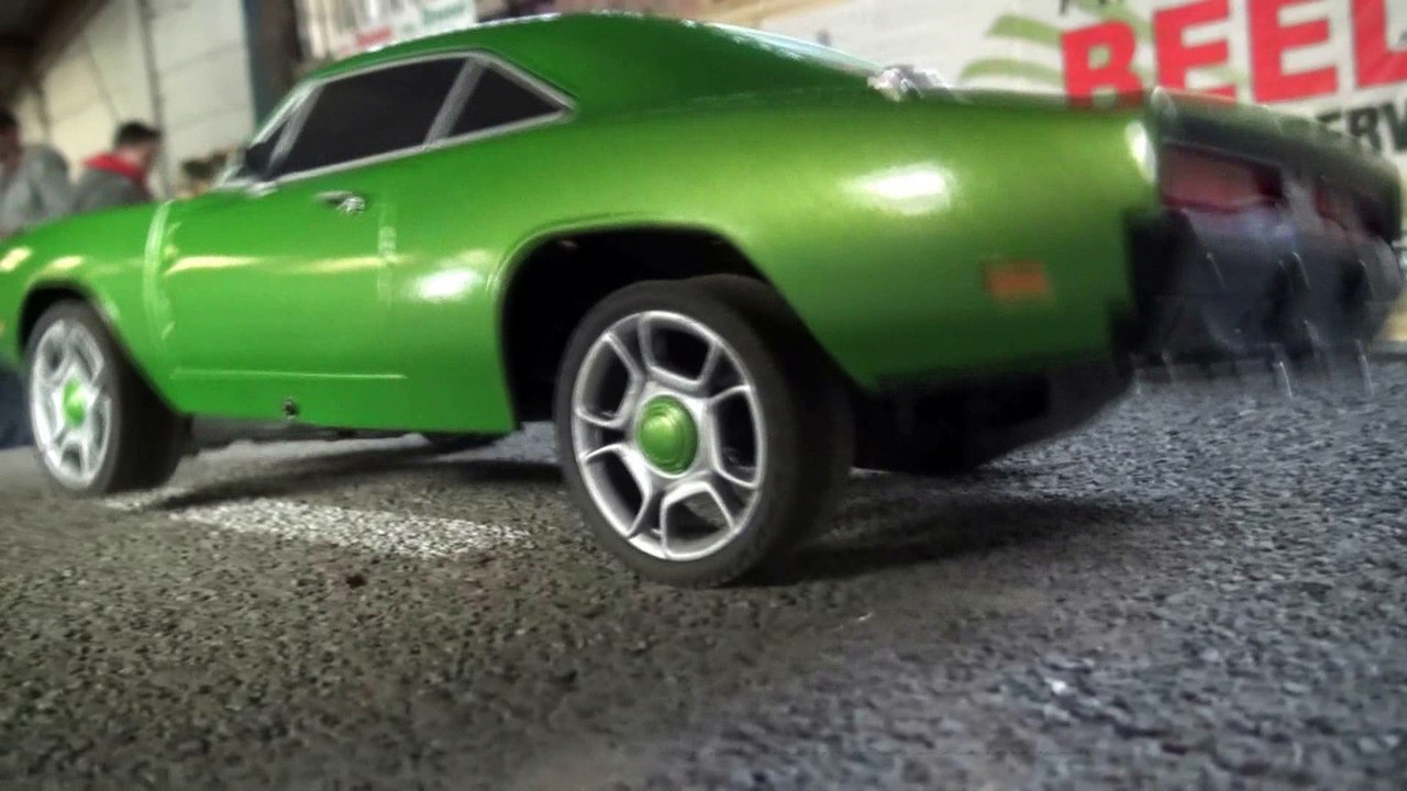 DANCE MUSCLE CAR IN SLOMO